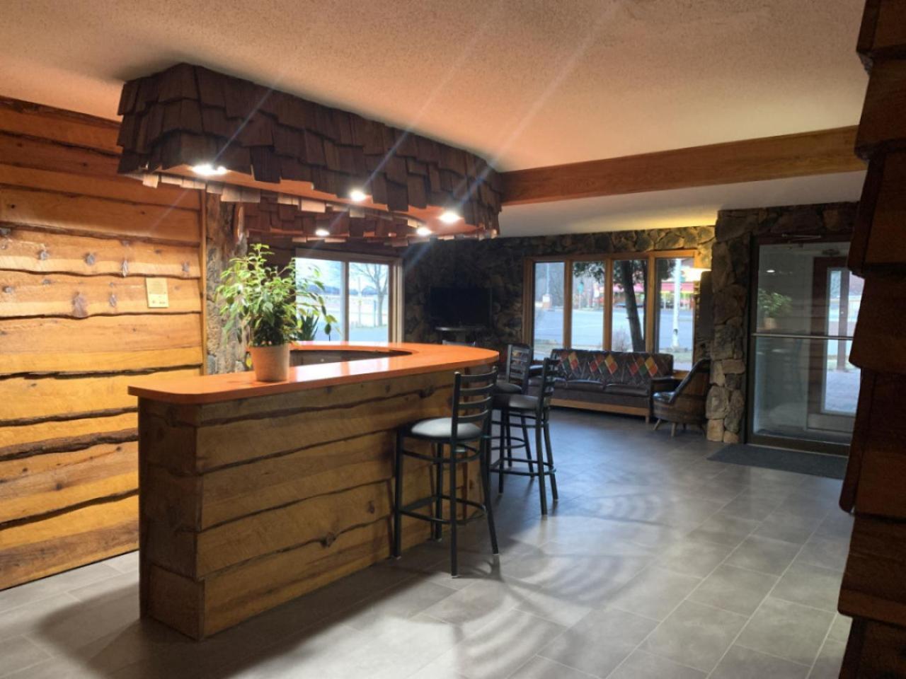 Bridge Inn Tomhawk - 2Nd Floor, 1 King Size Bed, Balcony, River View Tomahawk Zewnętrze zdjęcie
