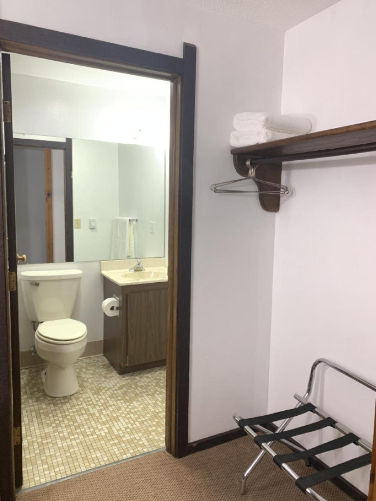 Bridge Inn Tomhawk - 2Nd Floor, 1 King Size Bed, Balcony, River View Tomahawk Zewnętrze zdjęcie